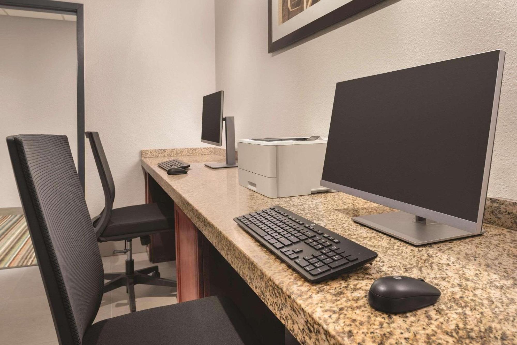 Country Inn & Suites By Radisson, Pella, Ia Luaran gambar