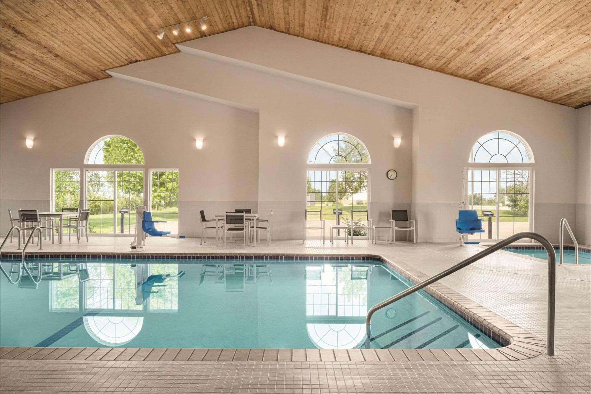 Country Inn & Suites By Radisson, Pella, Ia Luaran gambar